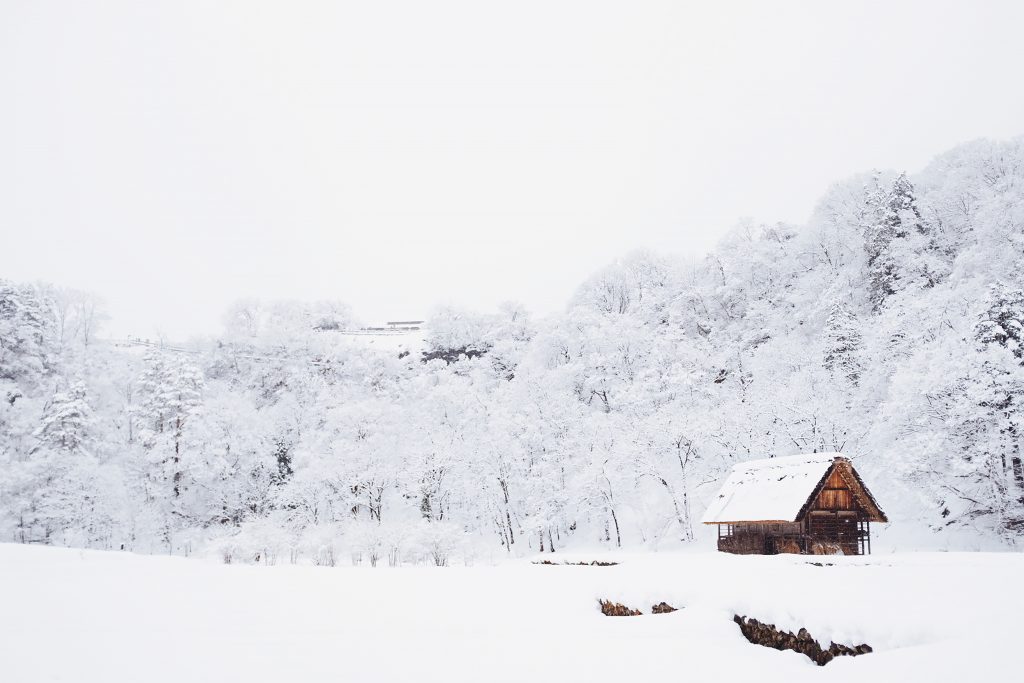 雪の中の小屋