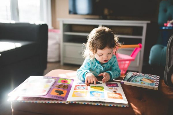 絵本を読む小さな女の子