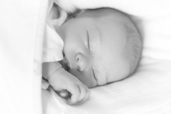 眠る新生児